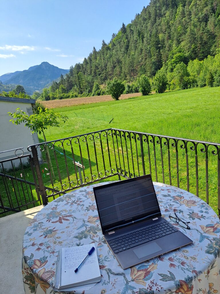 Écrire est devenu une mission de vie. Explorer la noirceur de l'âme humaine, un objectif.