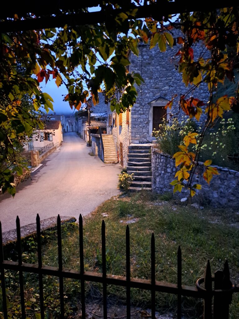 Un village d'apparence calme cache des drames que révèlent mes romans du terroir historiques et mes polars noirs psychologiques.